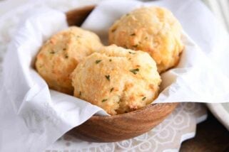 easy cheesy garlic drop biscuits in wooden bowl with white napkin