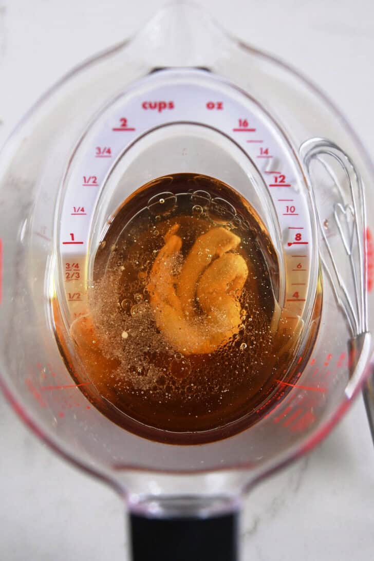 2-cup liquid measuring cup with vinegar and mustard.