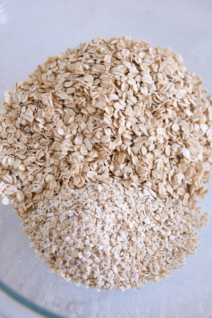 Glass bowl with old-fashioned rolled oats and quick oats.
