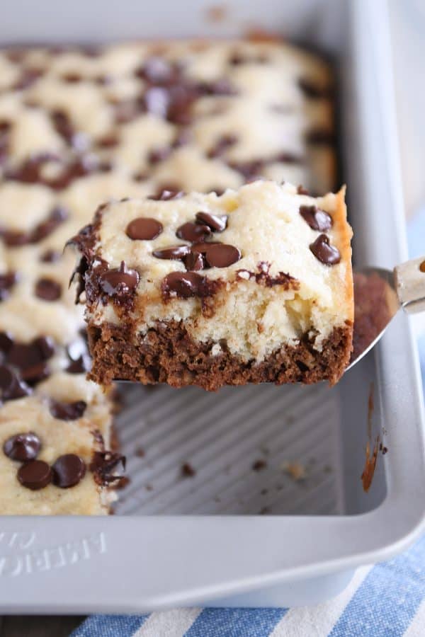 Lifting piece of choco-banana bars out of pan with small spatula.